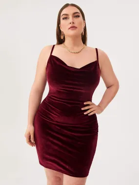 Vestido Curto Aveludado Plus Size - Selina