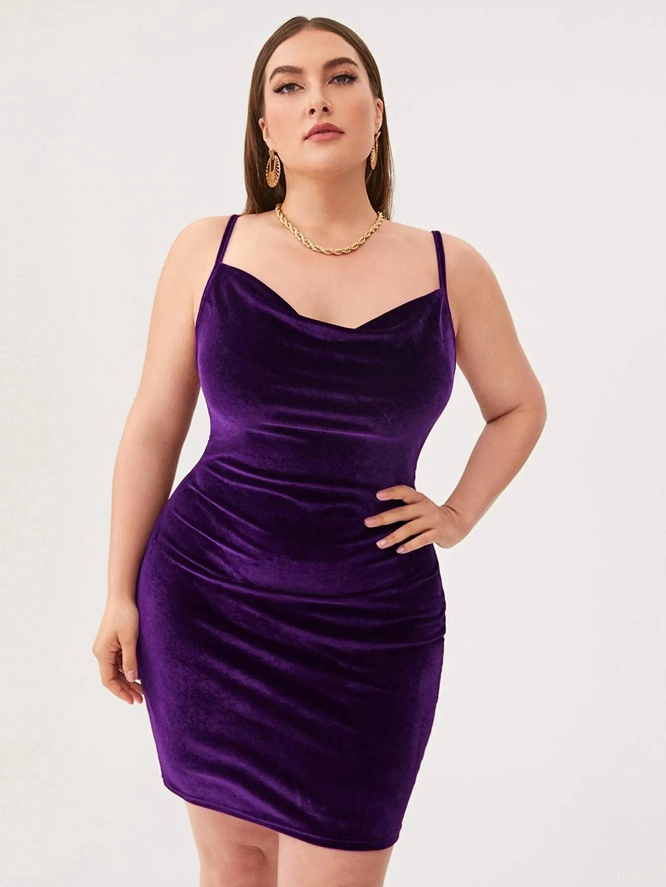 Vestido Curto Aveludado Plus Size - Selina